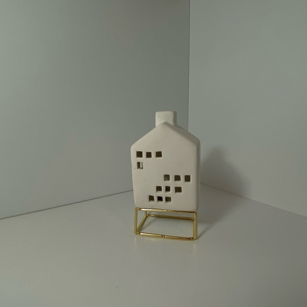 RD Style White Ceramic House with Gold Stand